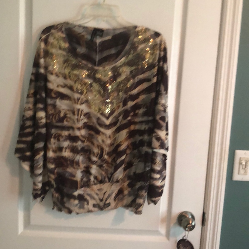 Shirt with flowing sleeves
